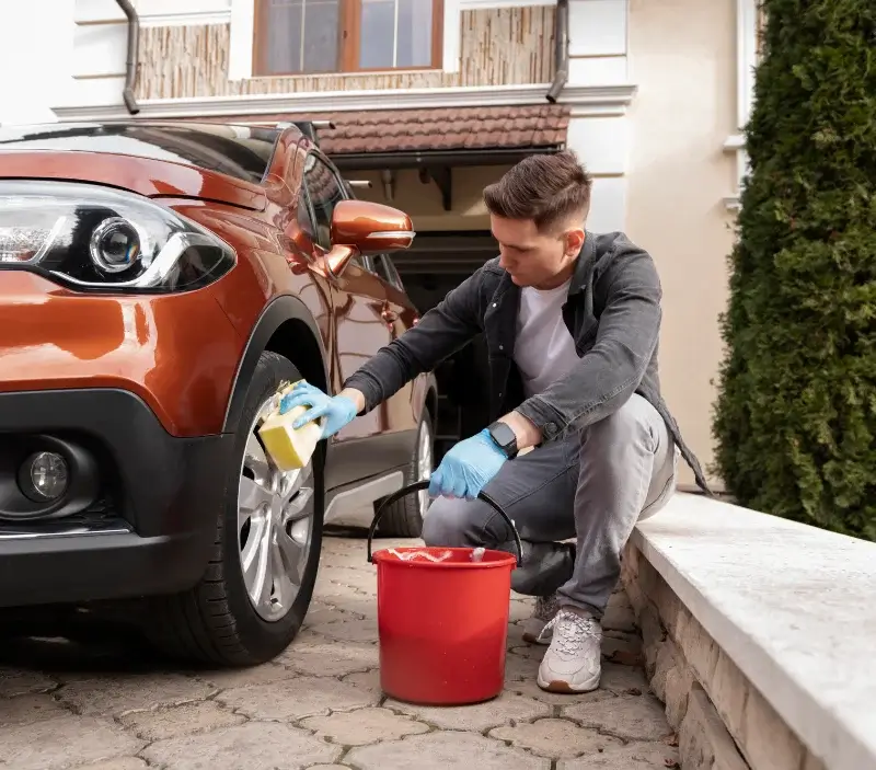 Lavage auto à domicile Champseru : professionnel intervenant sur un véhicule